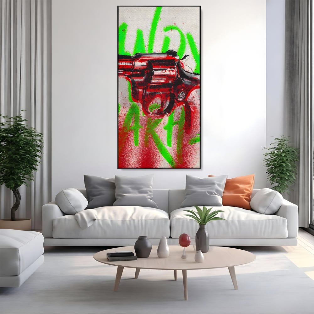 Tablou canvas cu tablou canvas cu pistol rosu si graffiti, in rama de aluminiu negru, pe perete intr-un living